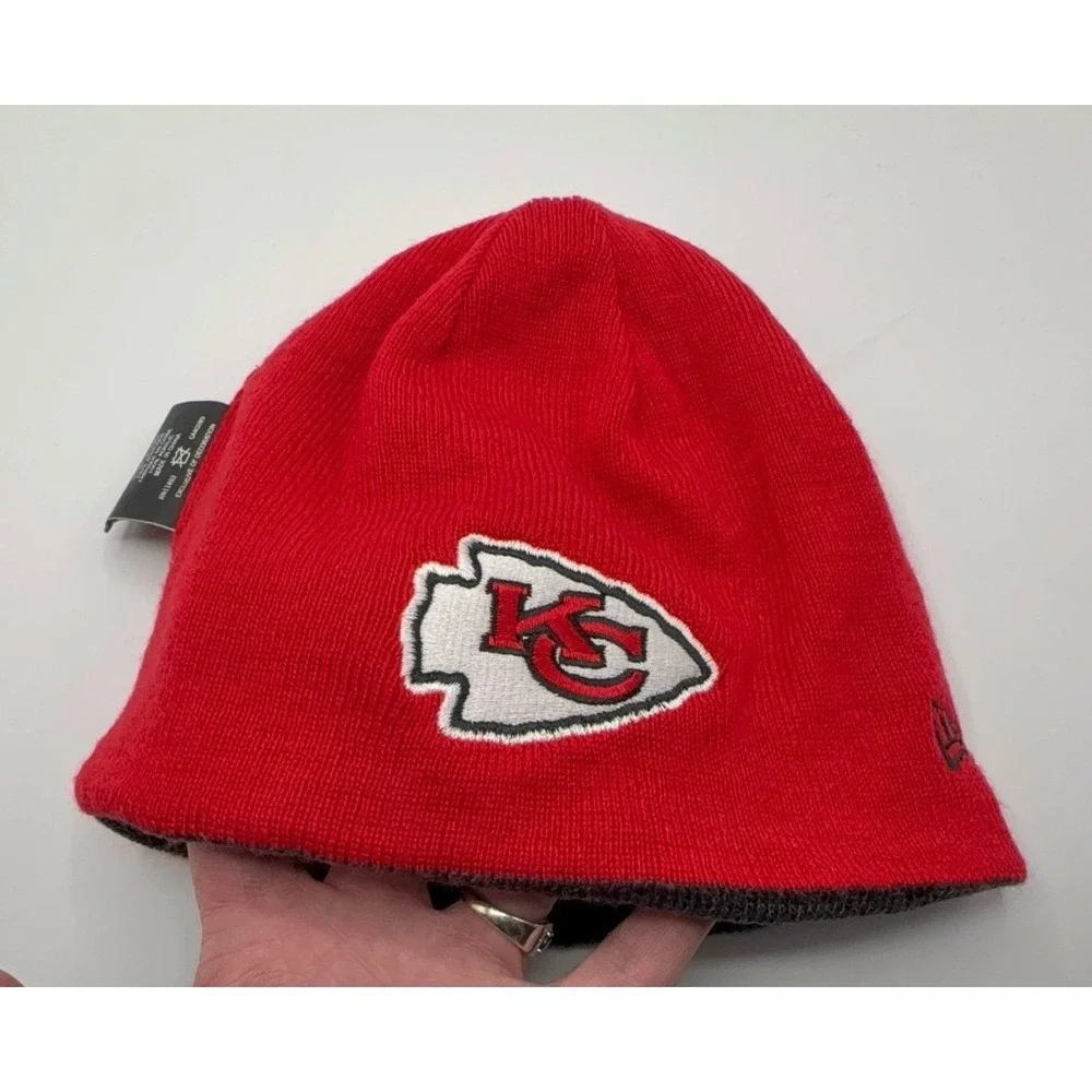 Adult NFL Kansas City Chiefs New Era reversible beanie hat.